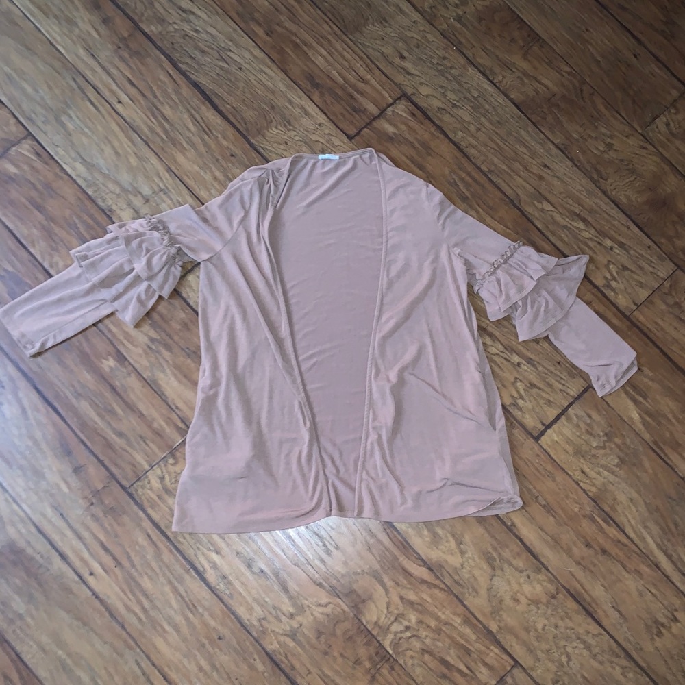 Dust Rose cardigan with ruffles on the sleeve